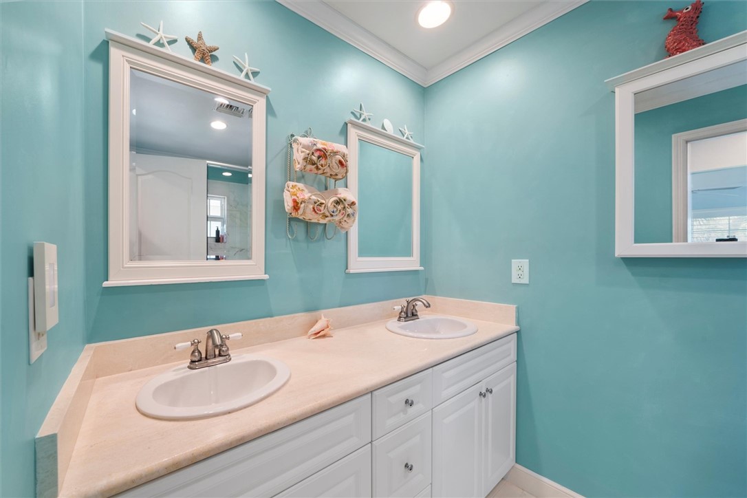Guest Room double vanity