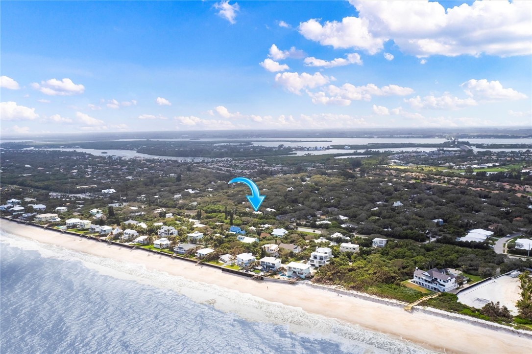 Location to beach ( 5 homes to beach access)