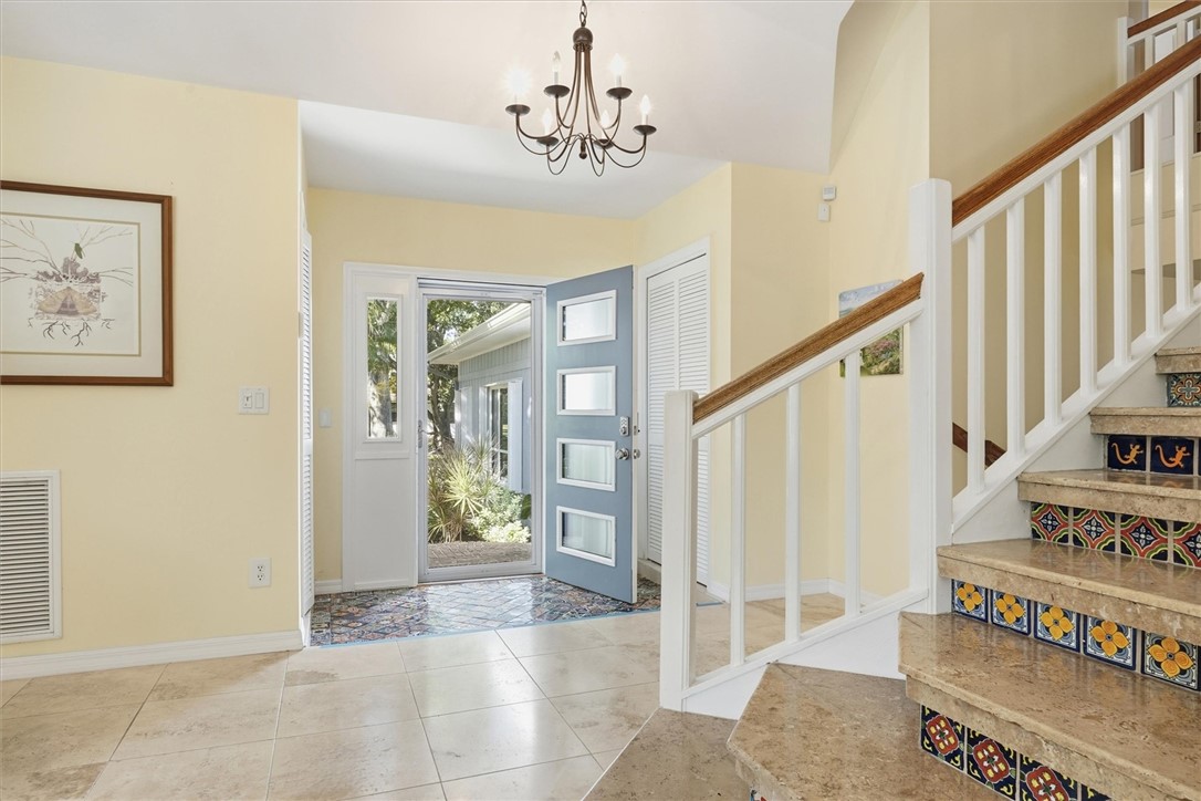 Tiled foyer entrance