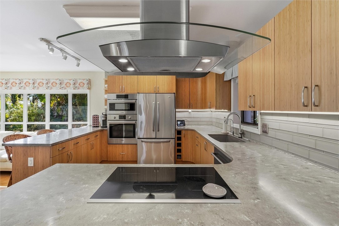 Kitchen with pennisula island, exhaust hood, Bosch