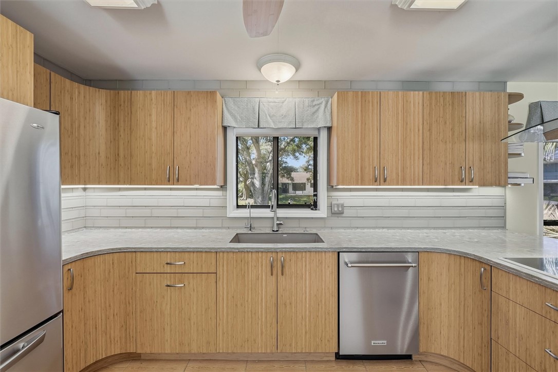 Kitchen highlights soft closed drawers, 3 lazy Sus