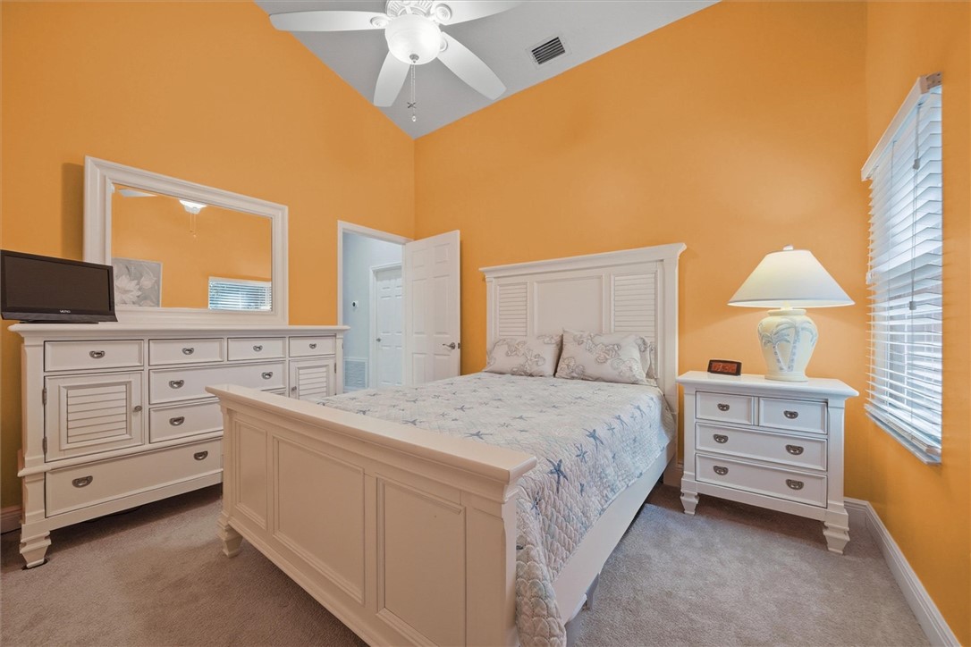 Split bedroom guest suite