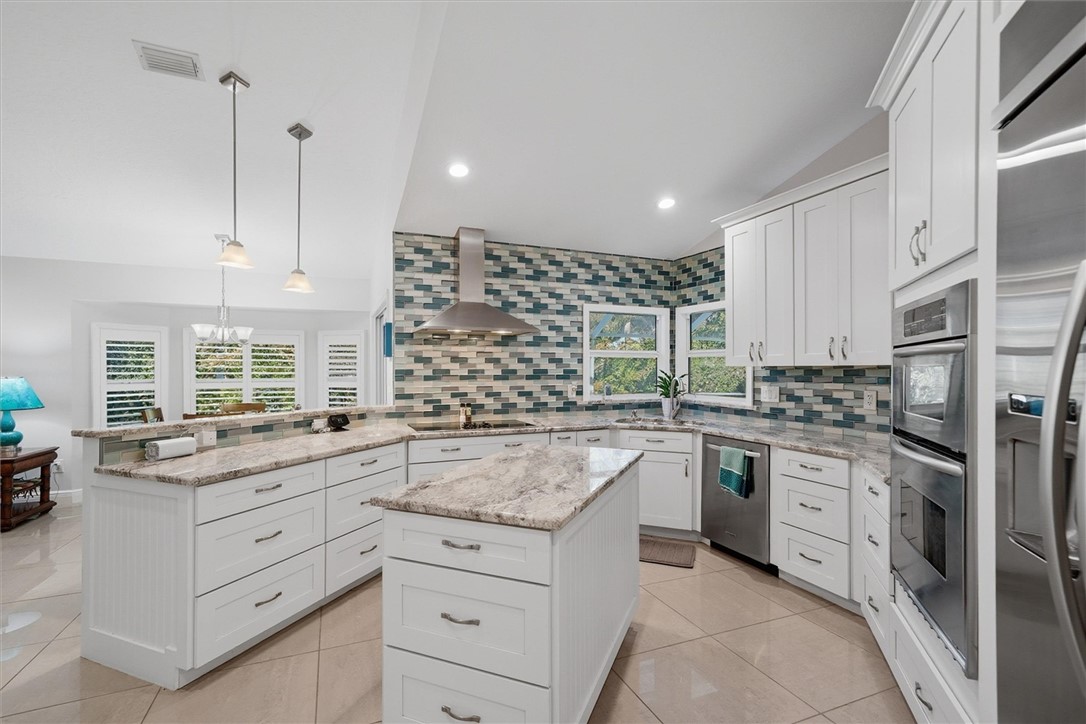 Large Kitchen featuring decorative backsplash & st