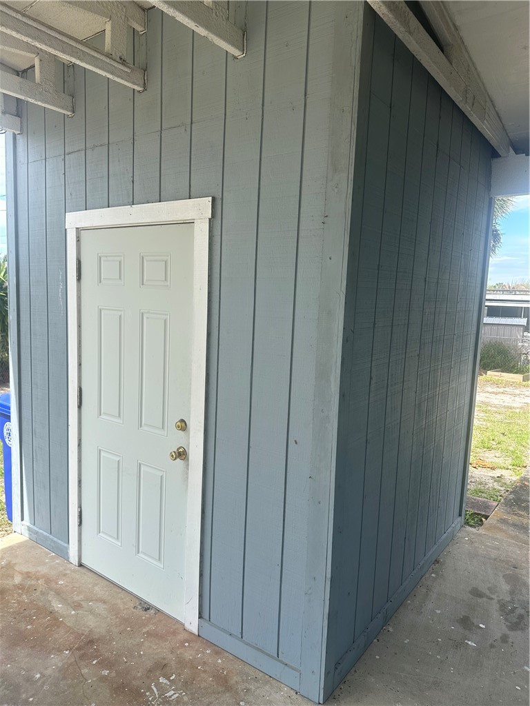 Detached utility shed with a washer and dryer.