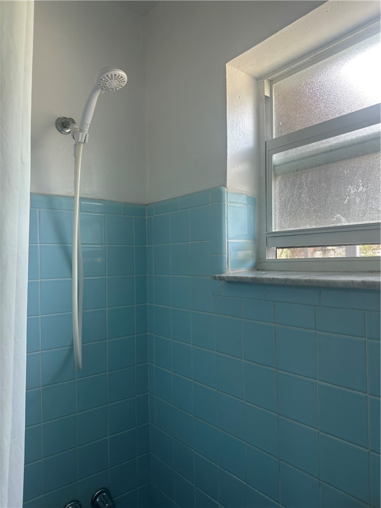 Bathroom with shower / tub combo