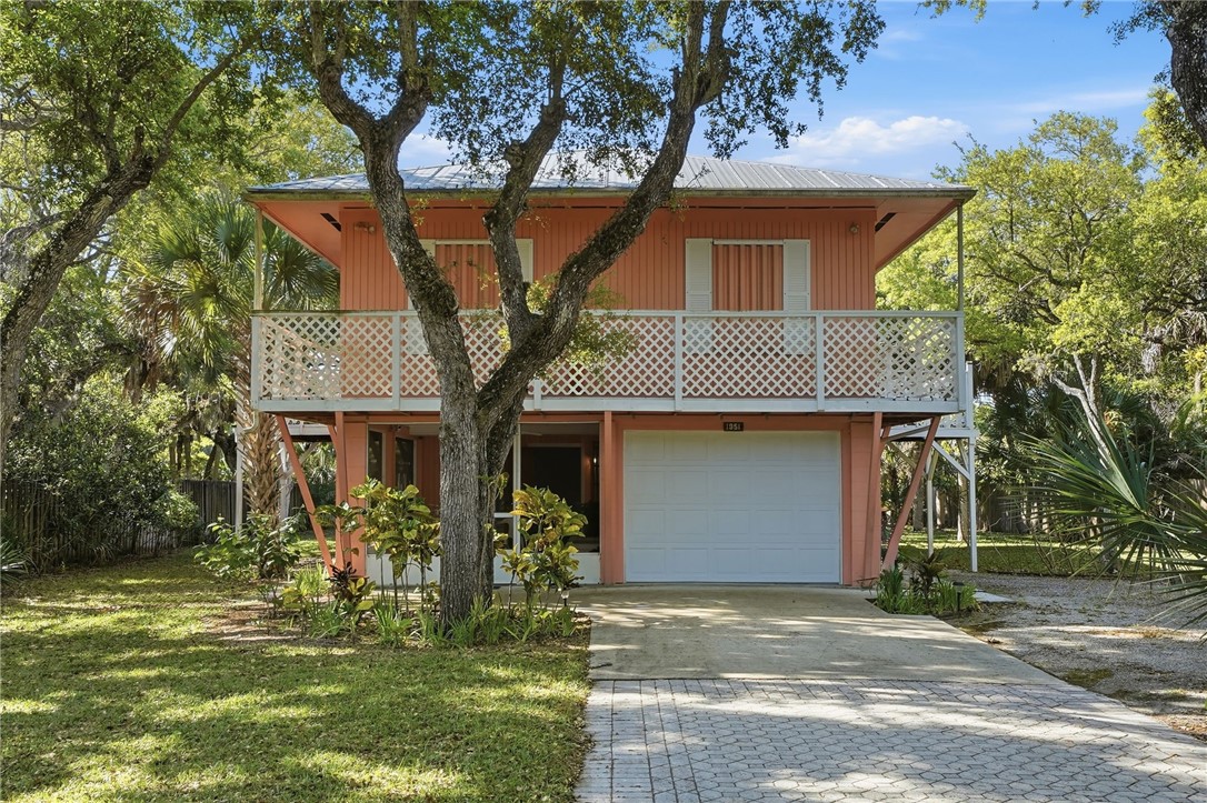 Summerplace cottage with 1 car garage, private bea
