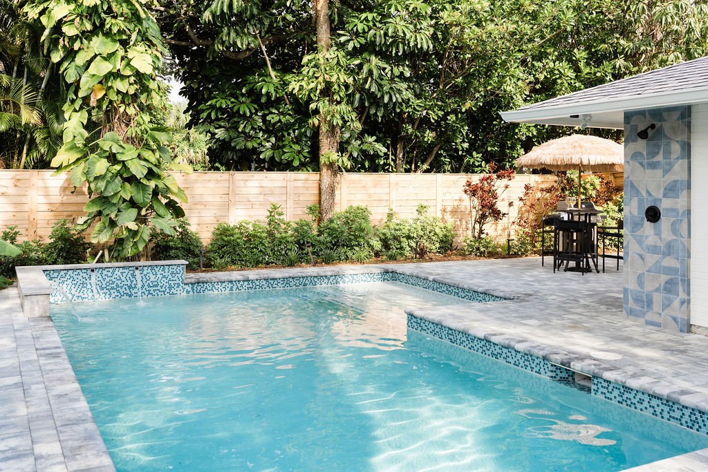 Outdoor swimming pool with patterned waterline til