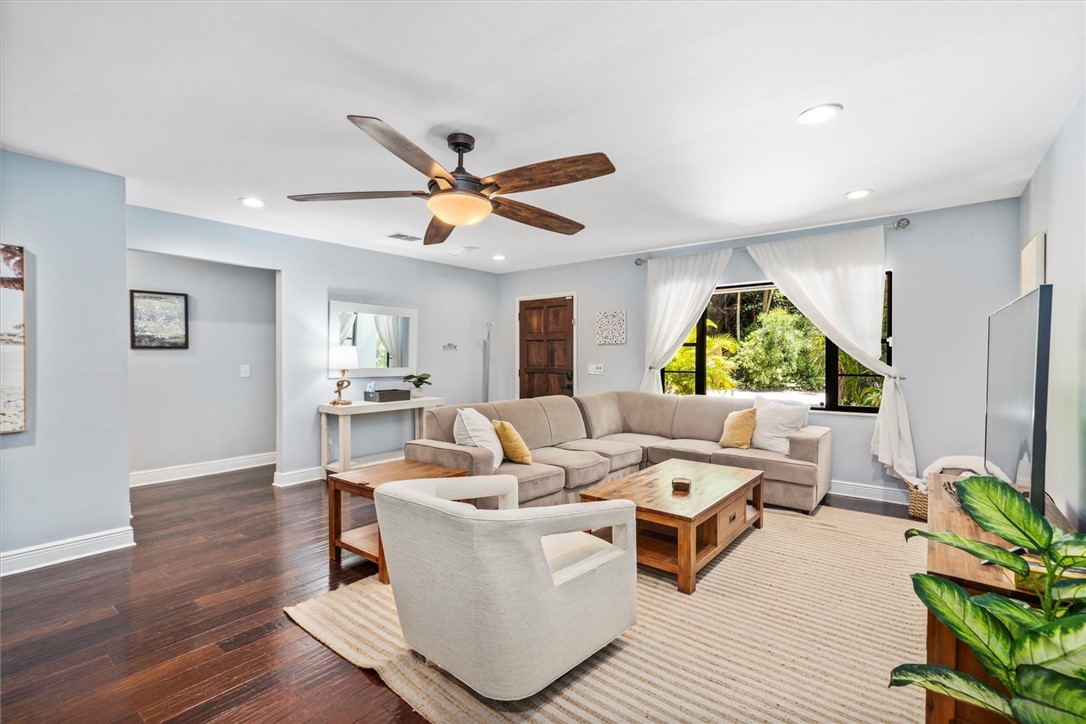 Spacious Living area, light and bright