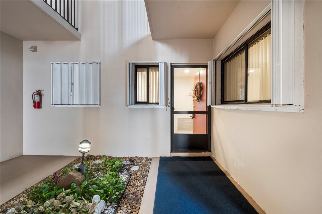 Entryway featuring a screen door, a small landscap